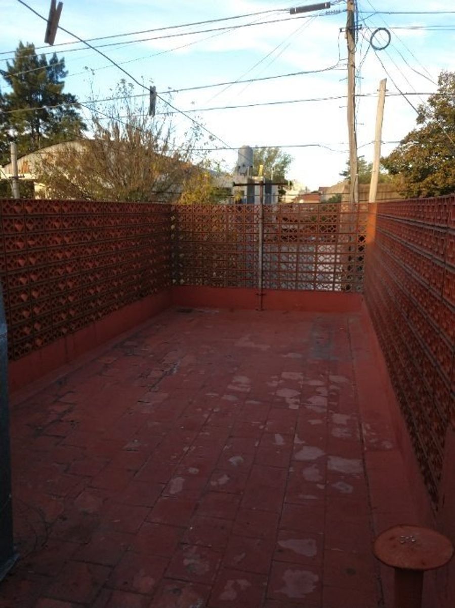 CHALET SOBRE ESQUINA -MORON - 14