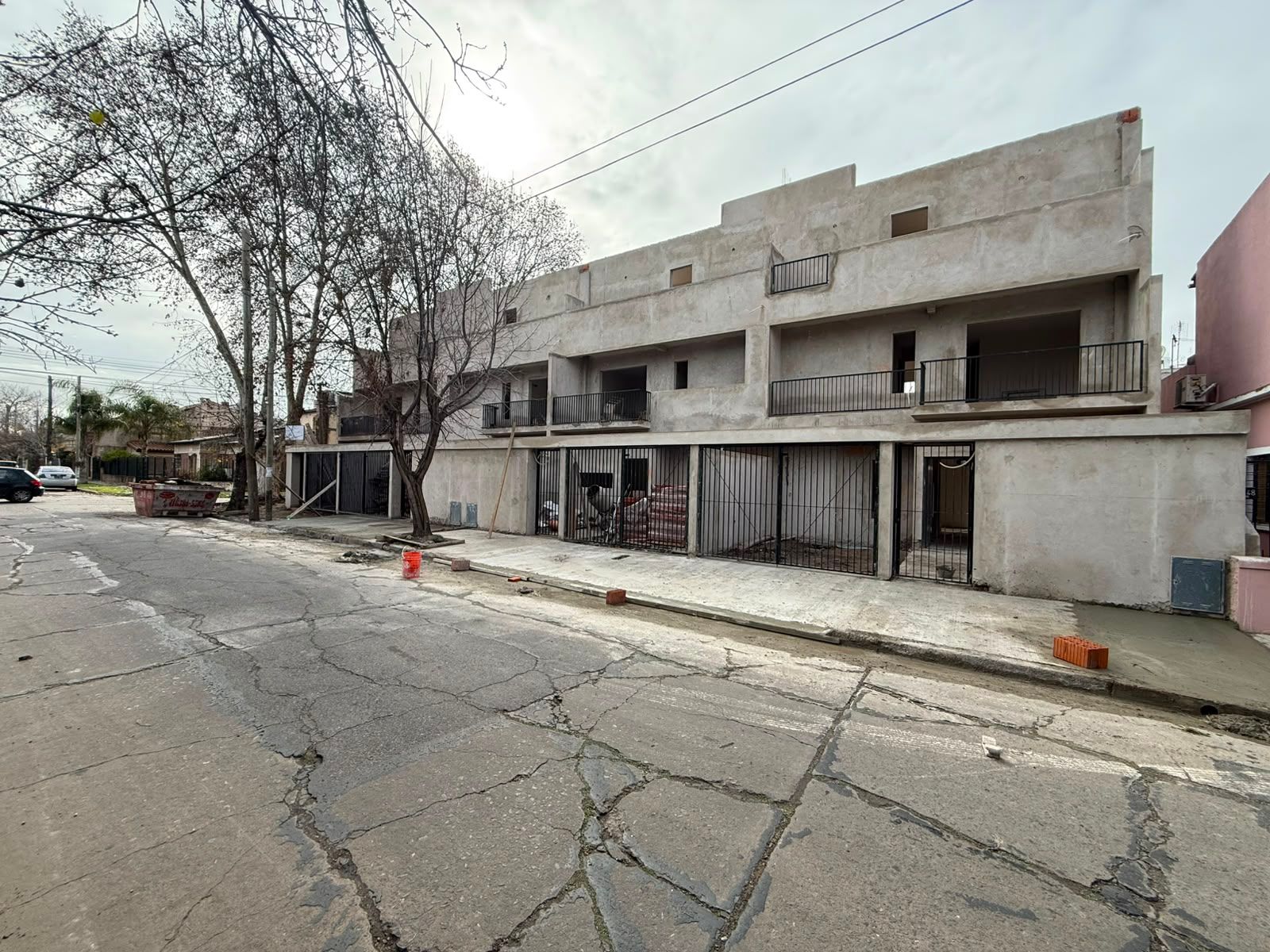 PRE VENTA DE DEPARTAMENTO TIPO DUPLEX DE 3 AMBIENTE CON COCHERA Y PATIO - CASTELAR SUR - 10