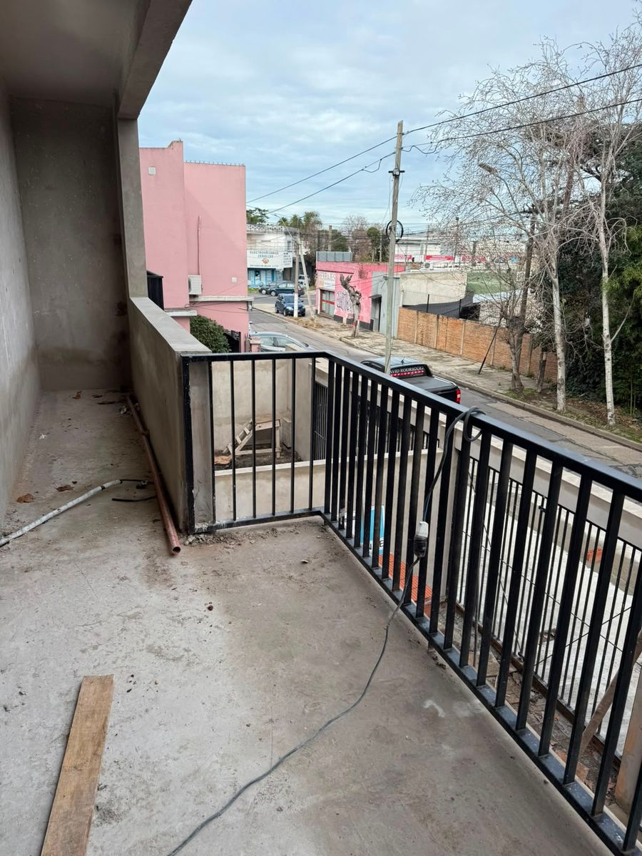 PRE VENTA DE DEPARTAMENTO TIPO DUPLEX DE 3 AMBIENTE CON COCHERA Y PATIO - CASTELAR SUR - 12