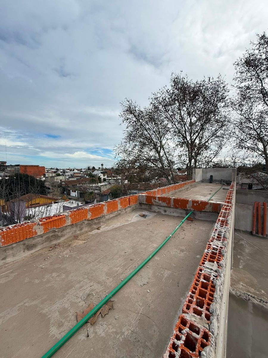 PRE VENTA DE DEPARTAMENTO TIPO DUPLEX DE 3 AMBIENTE CON COCHERA Y PATIO - CASTELAR SUR - 18