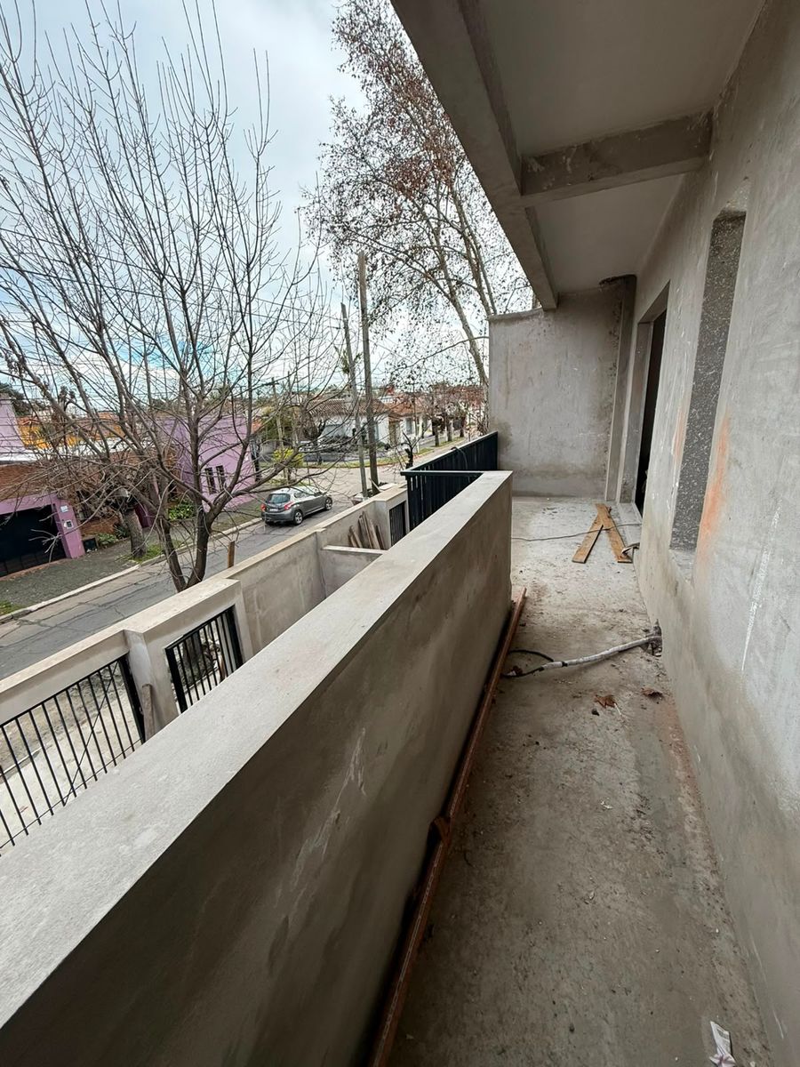 PRE VENTA DE DEPARTAMENTO TIPO DUPLEX DE 3 AMBIENTE CON COCHERA Y PATIO - CASTELAR SUR - 24