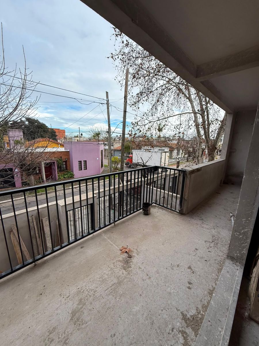 PRE VENTA DE DEPARTAMENTO TIPO DUPLEX DE 3 AMBIENTE CON COCHERA Y PATIO - CASTELAR SUR - 25