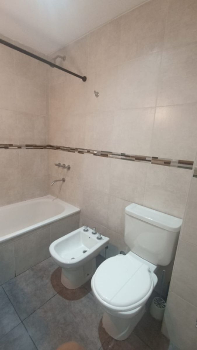 DEPARTAMENTO DE 2 AMBIENTES CON DISPOSICION AL FRENTE EN ALQUILER - 9