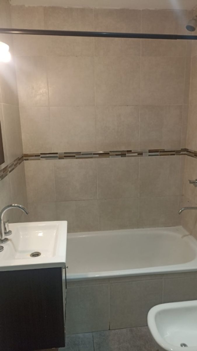 DEPARTAMENTO DE 2 AMBIENTES CON DISPOSICION AL FRENTE EN ALQUILER - 10