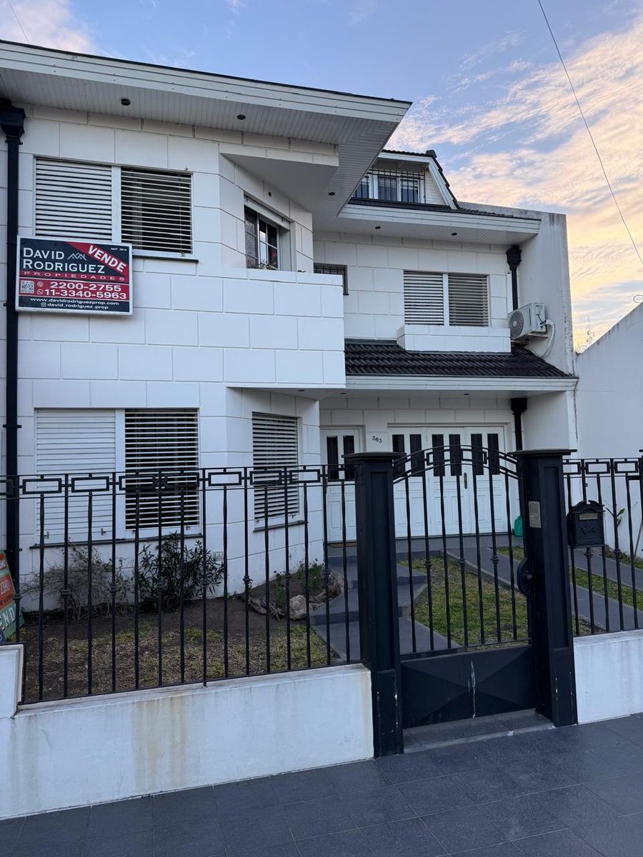 IMPACTANTE CHALET 6 AMBIENTES | 4 DORMITORIOS | PILETA | GARAGE 2 AUTOS EN VENTA - VILLA LUZURIAGA