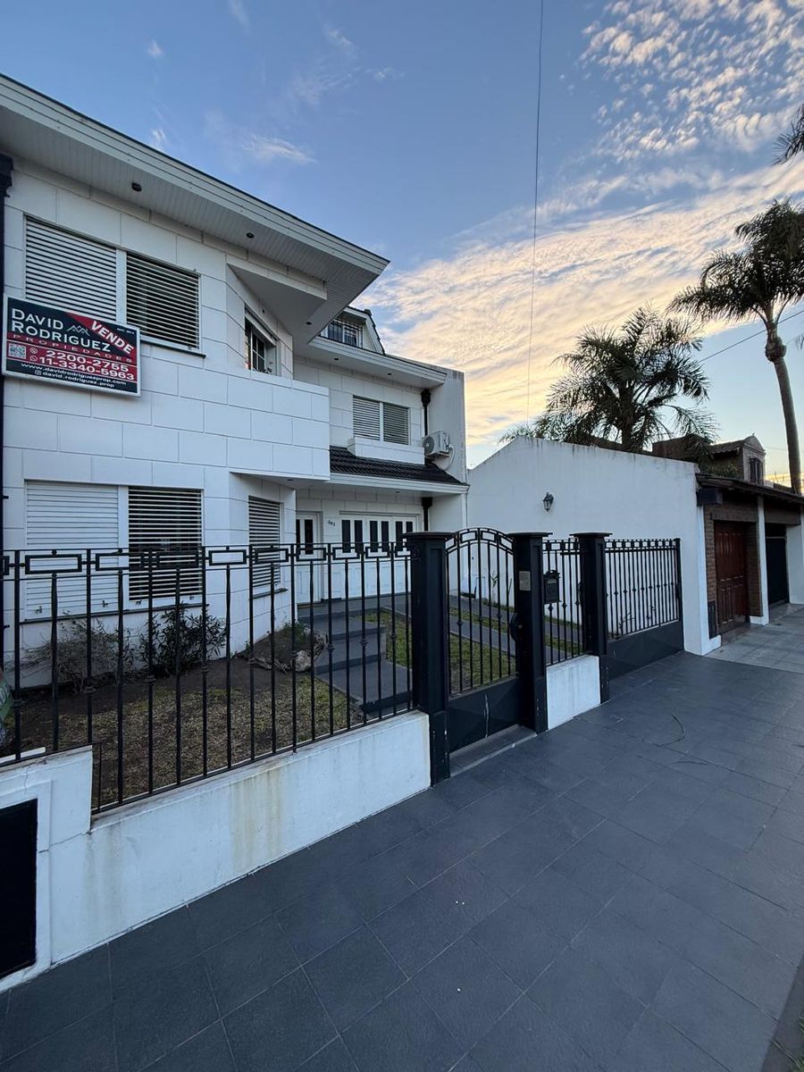 IMPACTANTE CHALET 6 AMBIENTES | 4 DORMITORIOS | PILETA | GARAGE 2 AUTOS EN VENTA - VILLA LUZURIAGA — foto 3