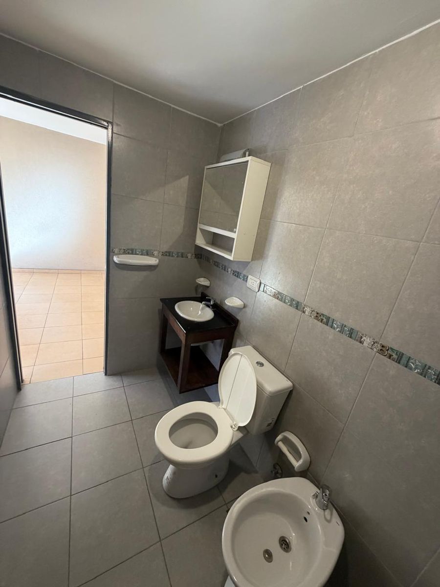 EXCELENTE DEPARTAMENTO DE 2 AMBIENTES CON COCHER Y TERRAZA EN VENTA - MORON SUR — foto 2