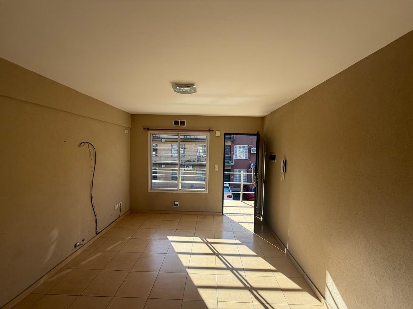 EXCELENTE DEPARTAMENTO DE 2 AMBIENTES CON COCHER Y TERRAZA EN VENTA - MORON SUR — foto 3