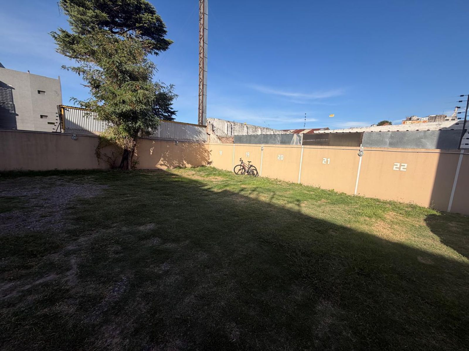 EXCELENTE DEPARTAMENTO DE 2 AMBIENTES CON COCHER Y TERRAZA EN VENTA - MORON SUR — foto 4