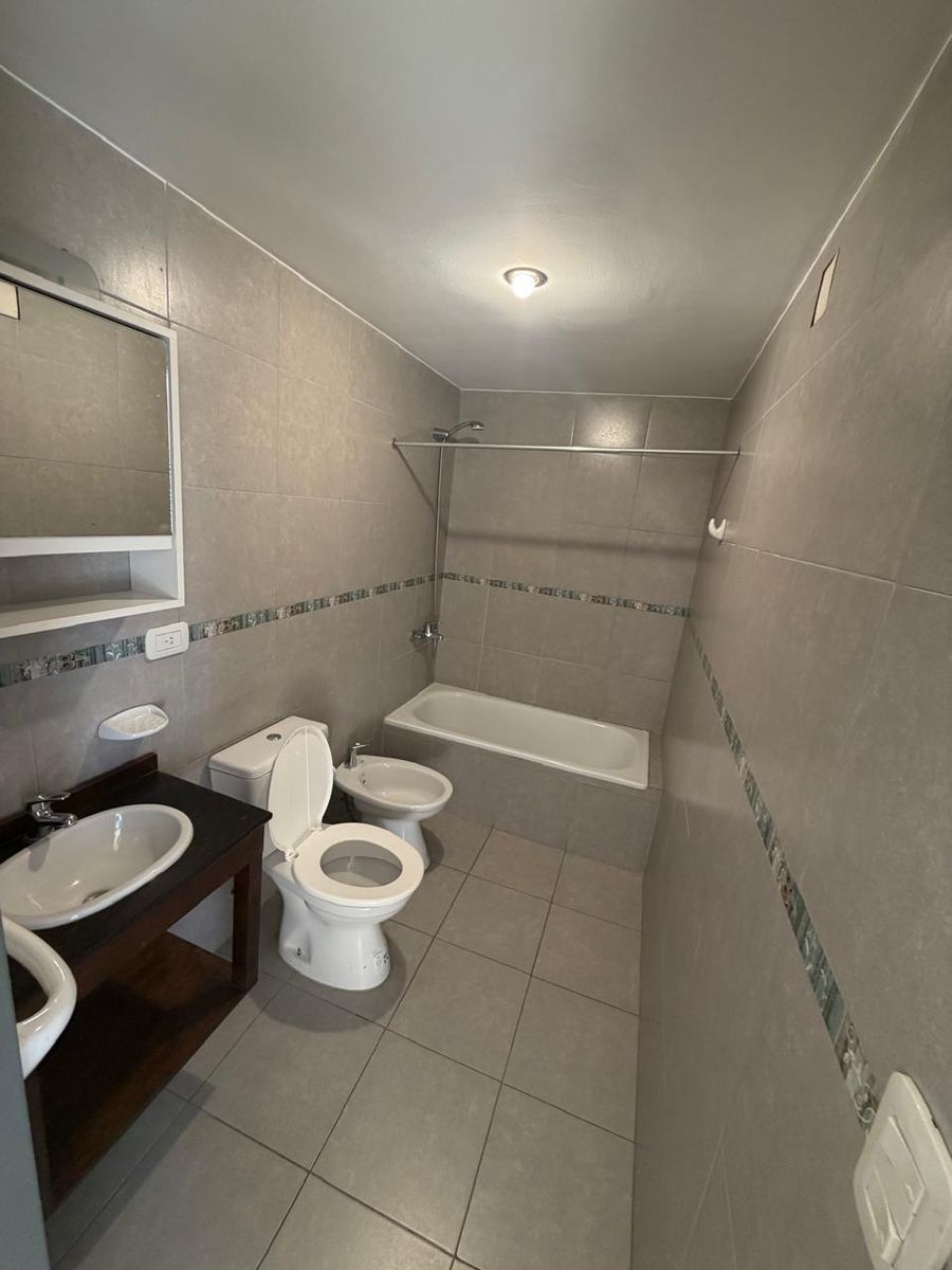 EXCELENTE DEPARTAMENTO DE 2 AMBIENTES CON COCHER Y TERRAZA EN VENTA - MORON SUR — foto 5