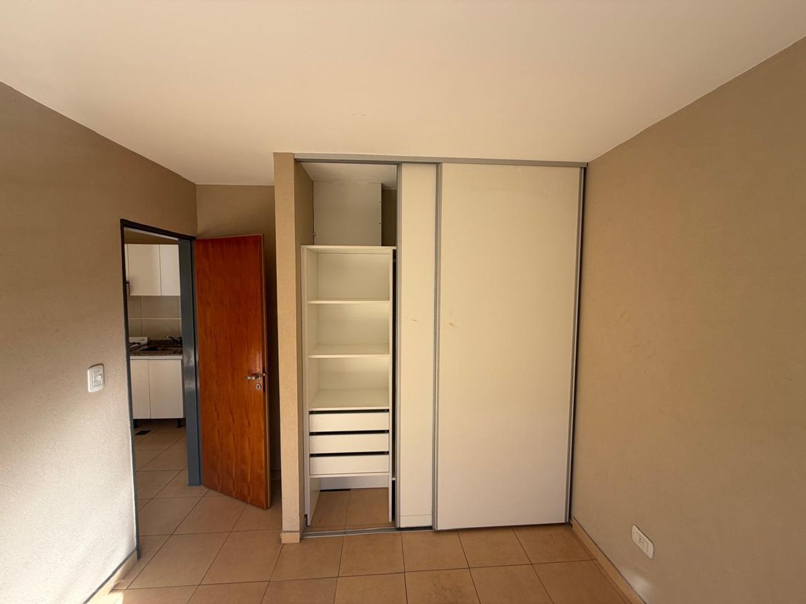 EXCELENTE DEPARTAMENTO DE 2 AMBIENTES CON COCHER Y TERRAZA EN VENTA - MORON SUR — foto 7