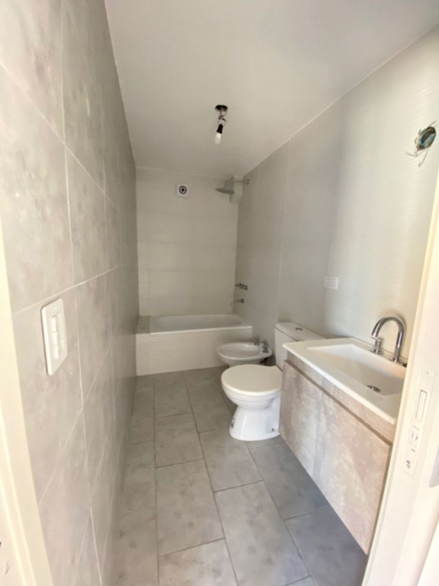 DEPARTAMENTO DE 2 AMBIENTES CON COCHERA EN ALQUILER - MORON SUR — foto 4