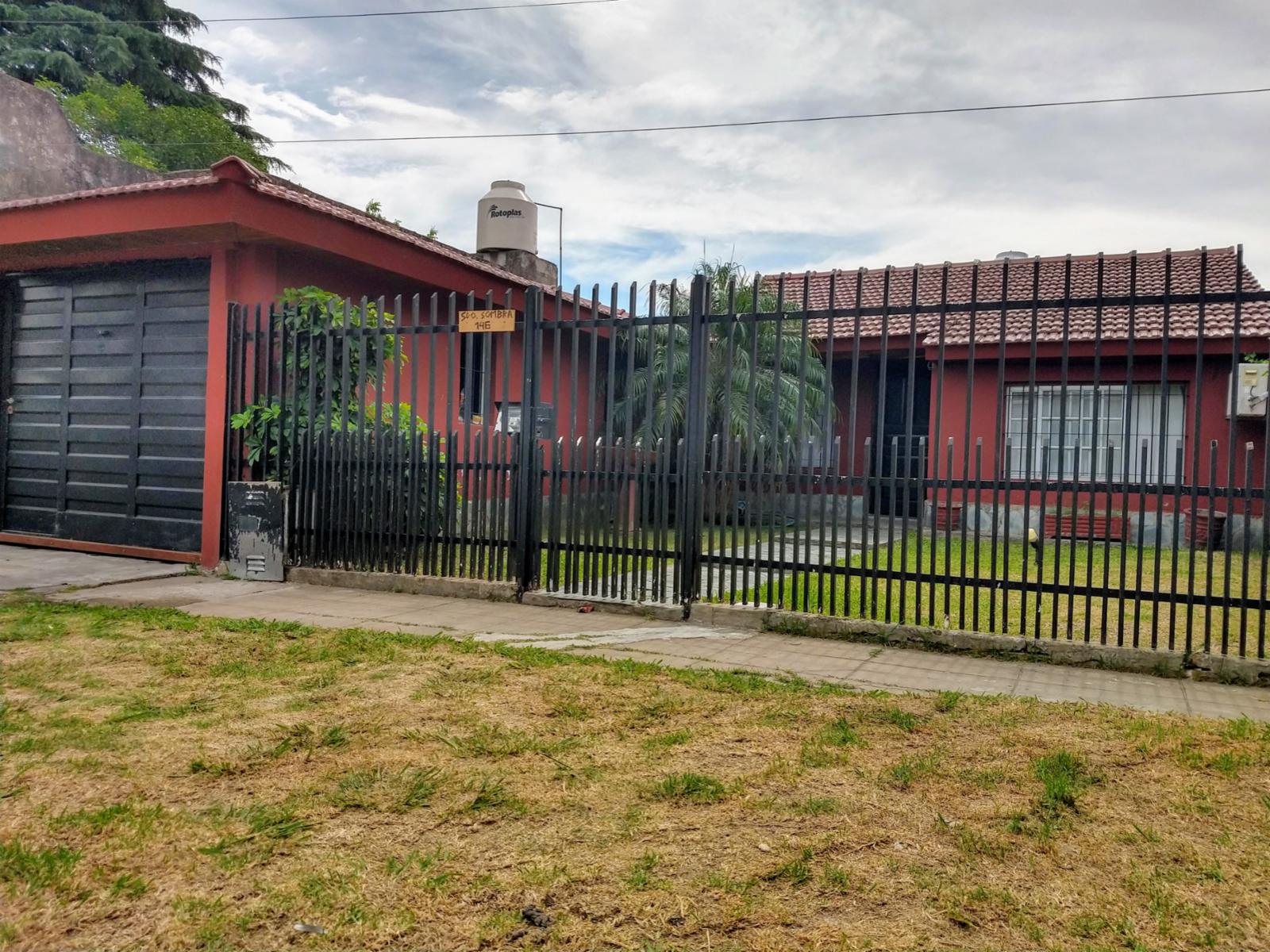 Casa 4 ambientes en Villa Luzuriaga