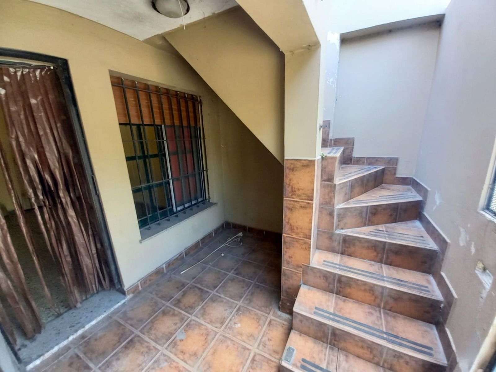 Amplia Casa Multifamiliar de Dos Departamentos en Pirán 1417, Aldo Bonzi — foto 2