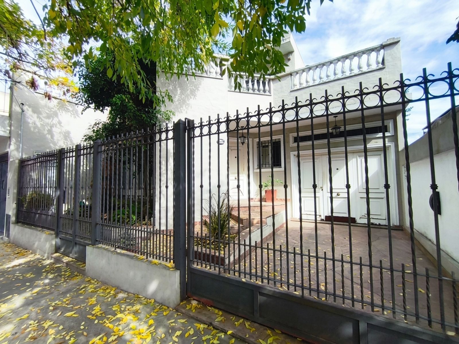 Espectacular Propiedad de Categoría con Jardín Interno y Monoambiente en Aldo Bonzi