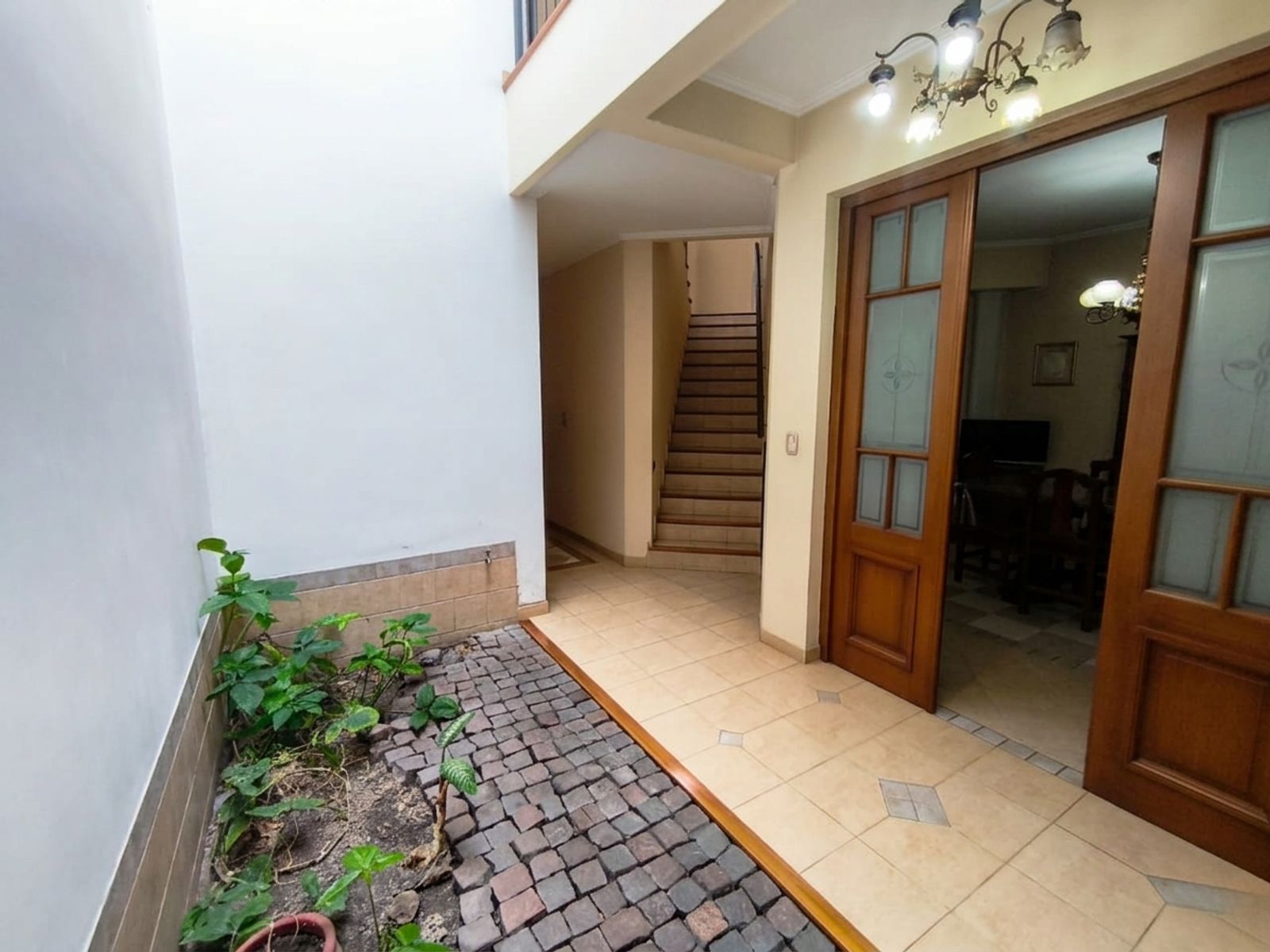 Espectacular Propiedad de Categoría con Jardín Interno y Monoambiente en Aldo Bonzi — foto 3