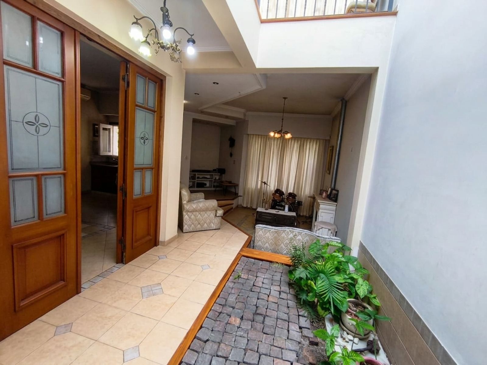 Espectacular Propiedad de Categoría con Jardín Interno y Monoambiente en Aldo Bonzi — foto 4