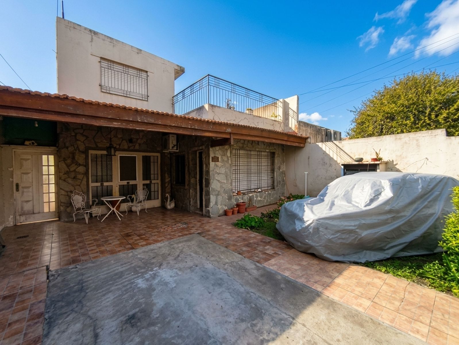 Propiedad Multifamiliar con Dos Viviendas, Terrazas y Patio con Parrilla — foto 2