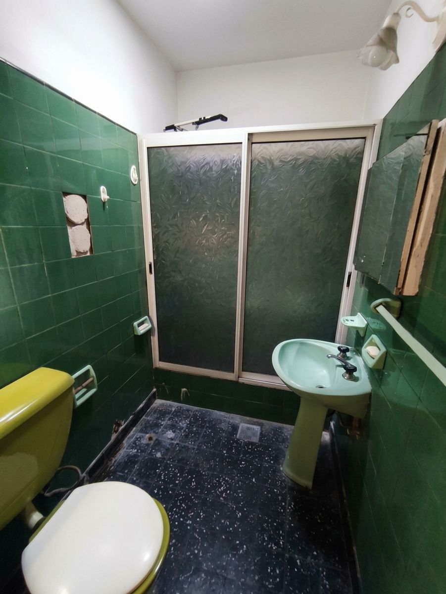 Propiedad Multifamiliar con Dos Viviendas, Terrazas y Patio con Parrilla — foto 4