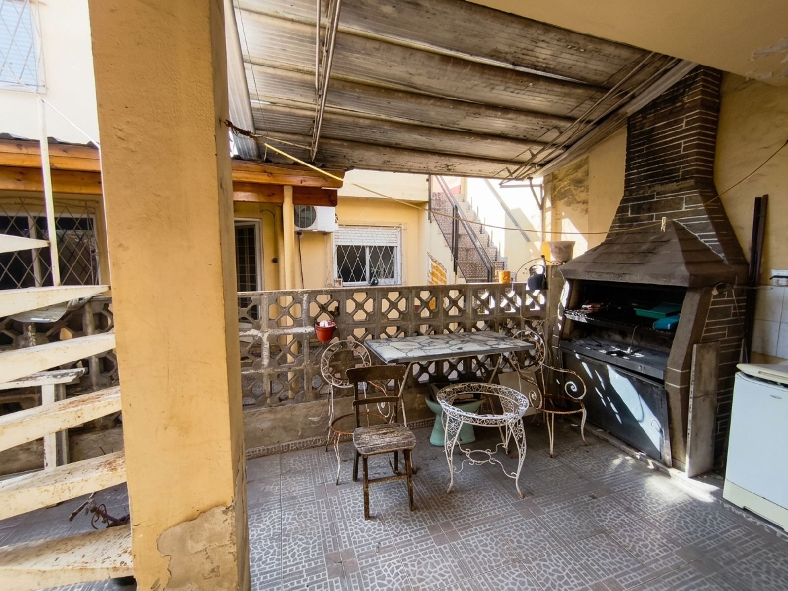 Propiedad Multifamiliar con Dos Viviendas, Terrazas y Patio con Parrilla — foto 10