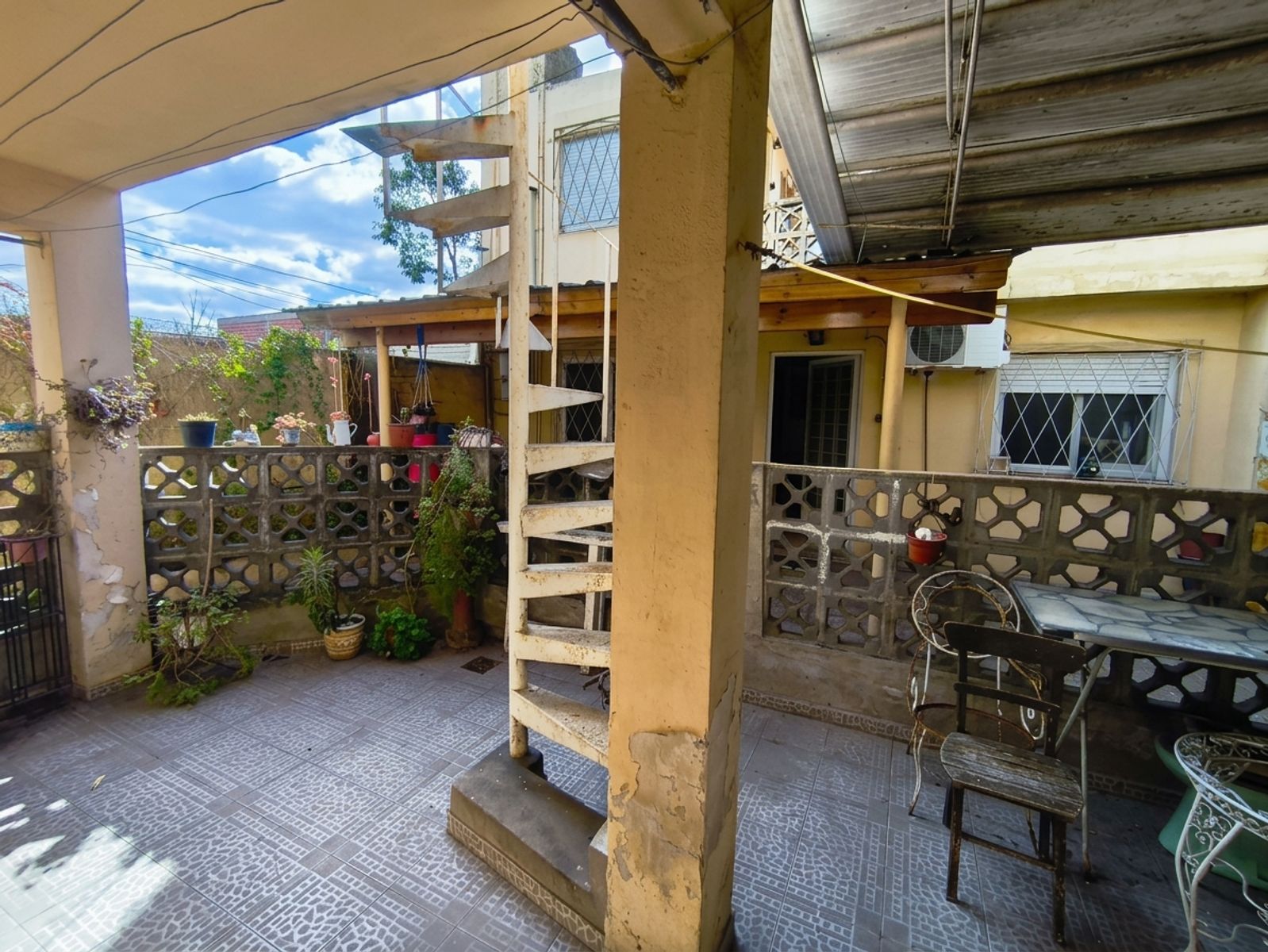 Propiedad Multifamiliar con Dos Viviendas, Terrazas y Patio con Parrilla — foto 12