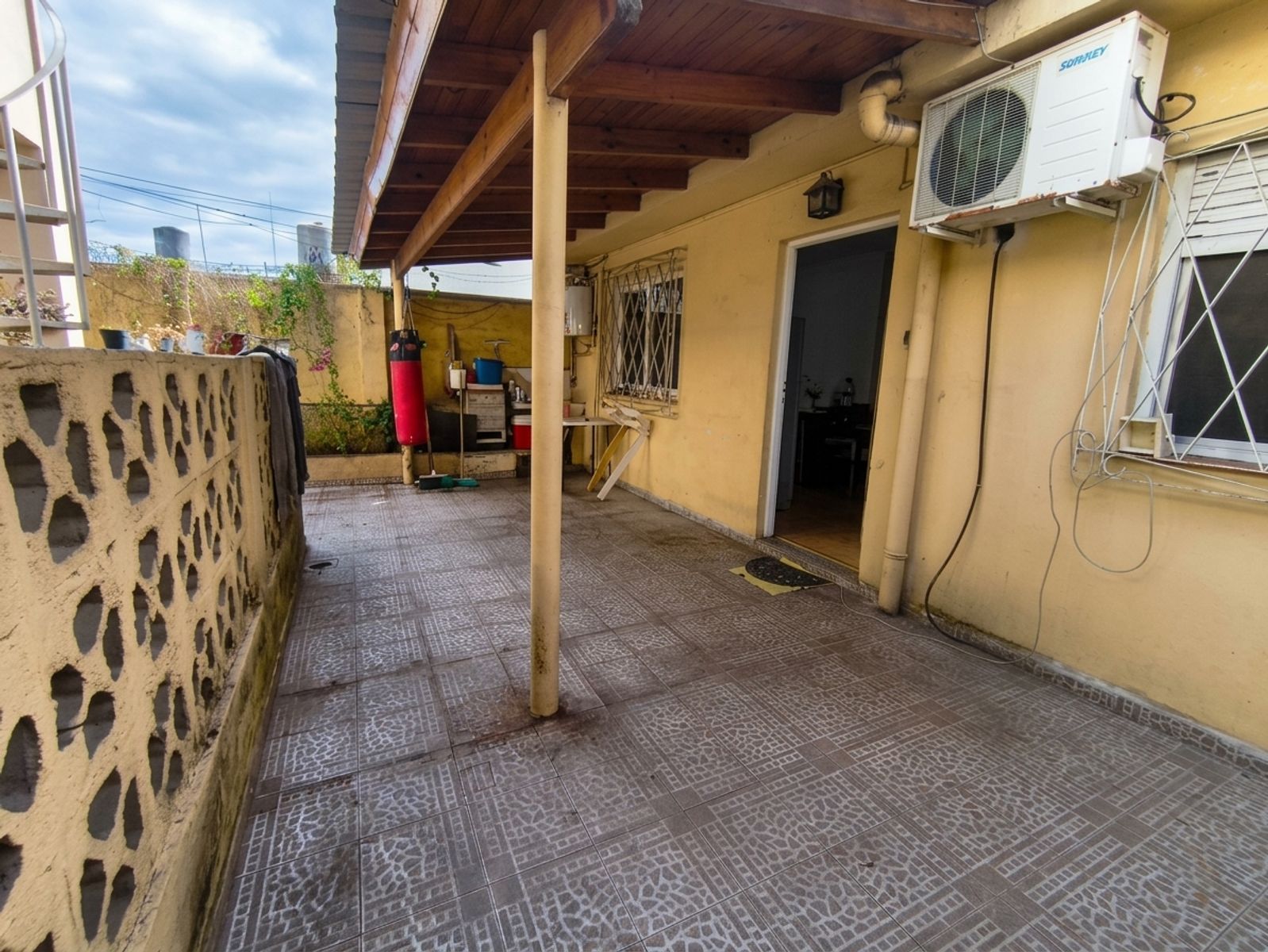 Propiedad Multifamiliar con Dos Viviendas, Terrazas y Patio con Parrilla — foto 14