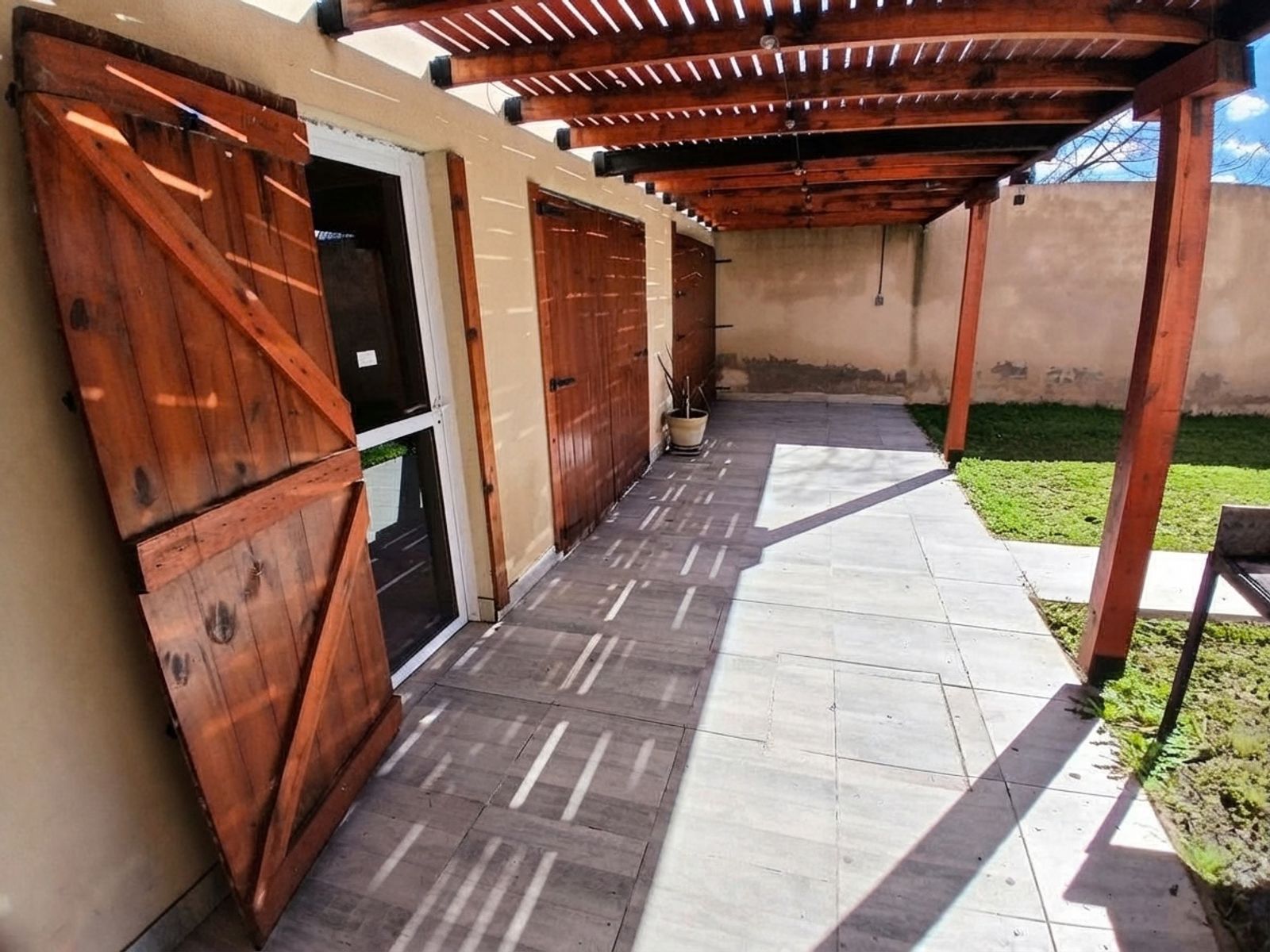 Hermosa Casa Quinta con Gran Quincho, Piscina y Parque en Hernandarias 6144, 9 de Abril - 6