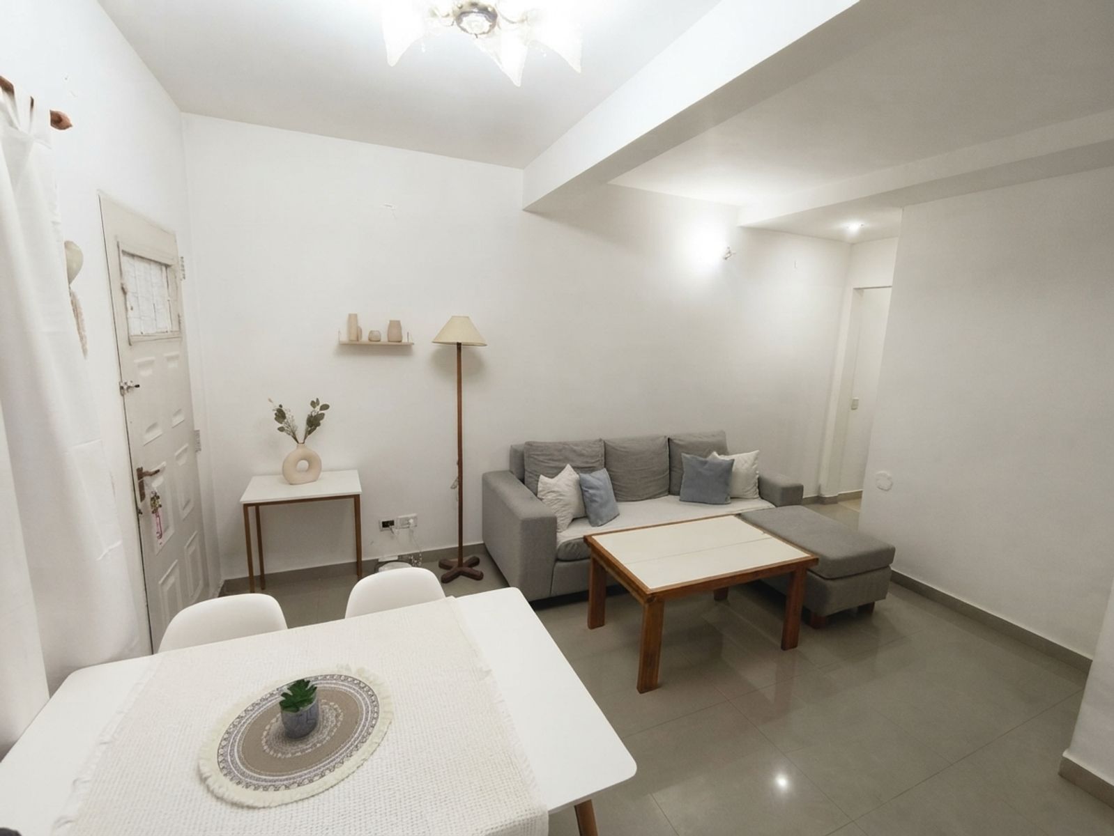 OPORTUNIDAD Hermoso e Impecable Dúplex de Dos Habitaciones con Vestidor, Patio y Garaje en La Gaviota 20 B, Ciudad Evita — foto 2