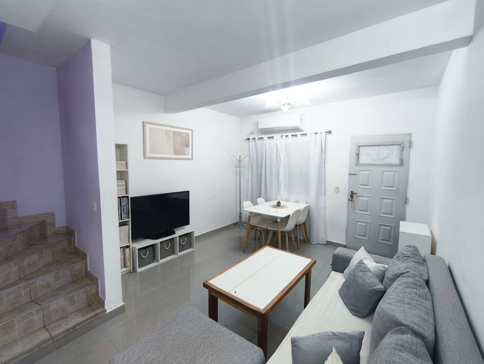 OPORTUNIDAD Hermoso e Impecable Dúplex de Dos Habitaciones con Vestidor, Patio y Garaje en La Gaviota 20 B, Ciudad Evita — foto 3