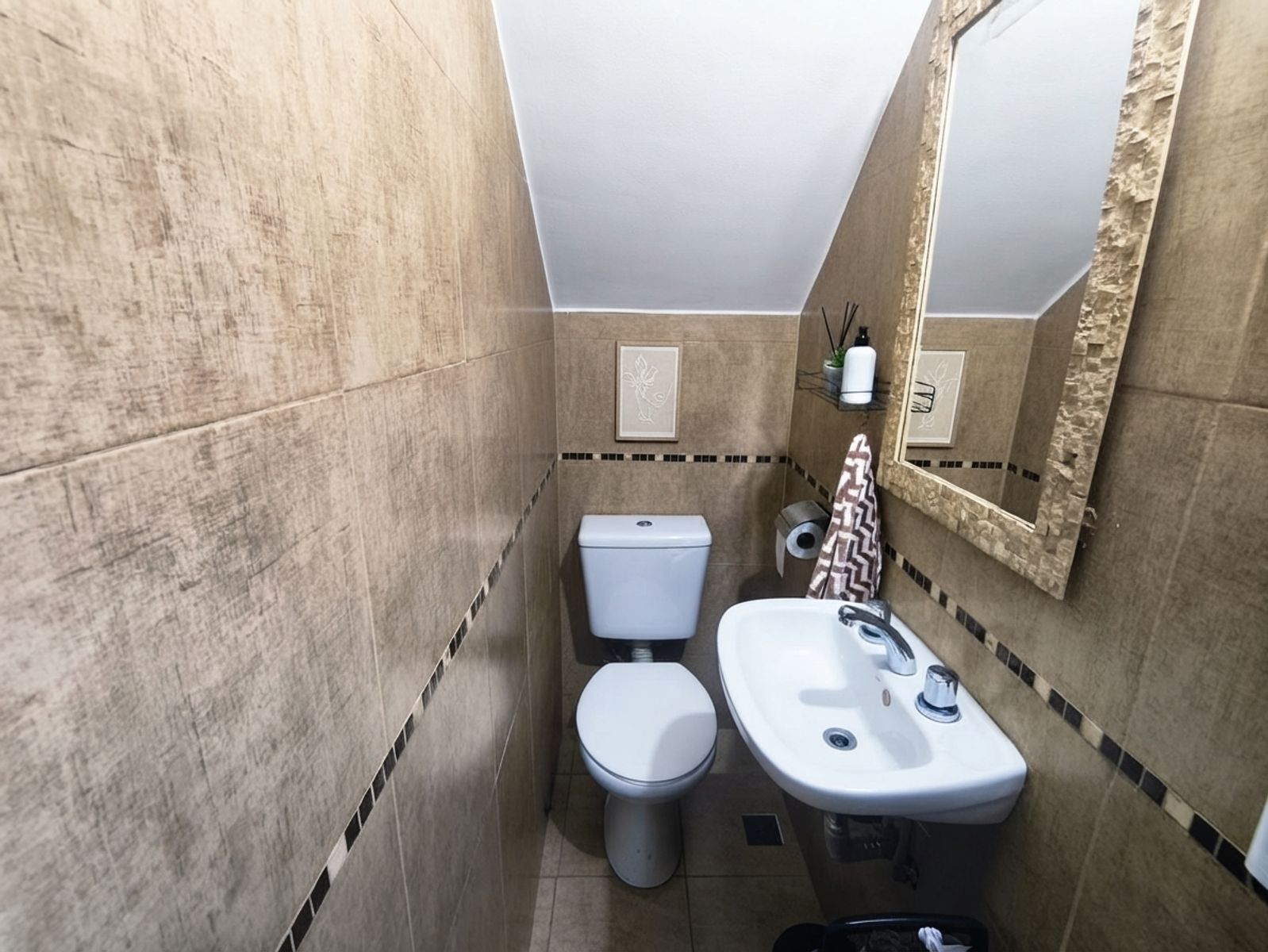 OPORTUNIDAD Hermoso e Impecable Dúplex de Dos Habitaciones con Vestidor, Patio y Garaje en La Gaviota 20 B, Ciudad Evita — foto 4