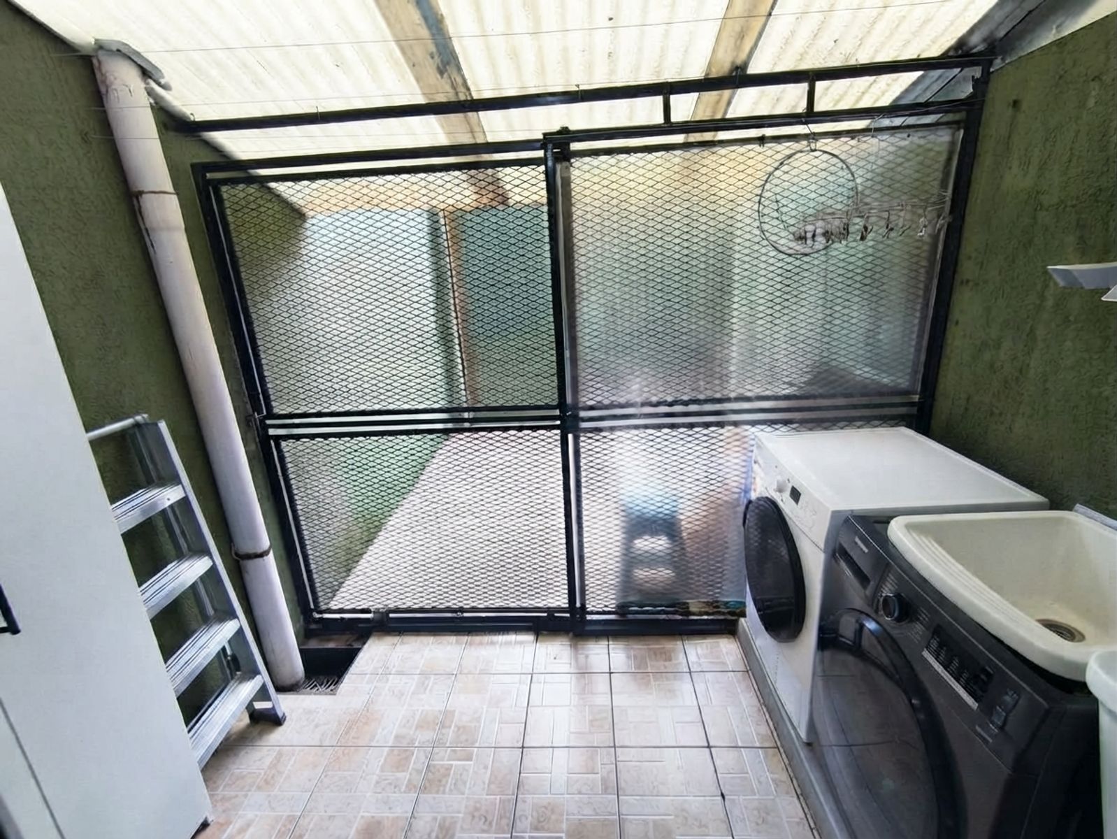 OPORTUNIDAD Hermoso e Impecable Dúplex de Dos Habitaciones con Vestidor, Patio y Garaje en La Gaviota 20 B, Ciudad Evita — foto 6