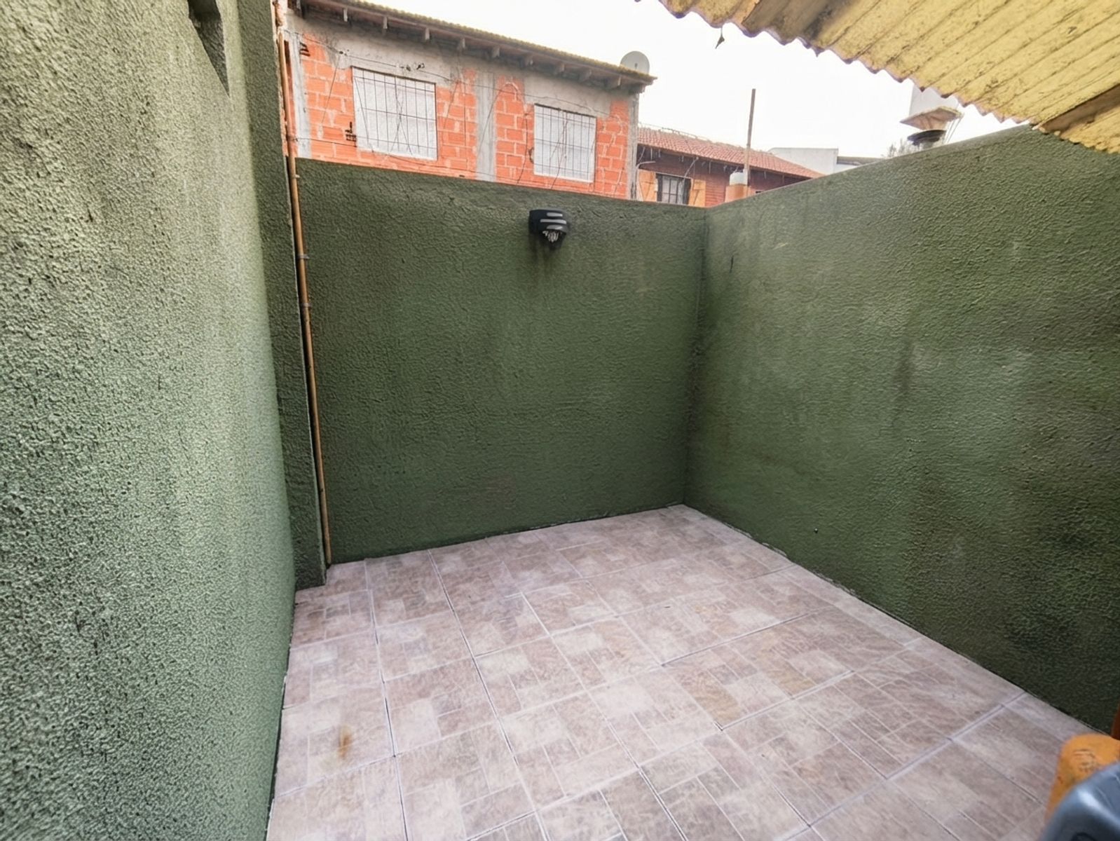 OPORTUNIDAD Hermoso e Impecable Dúplex de Dos Habitaciones con Vestidor, Patio y Garaje en La Gaviota 20 B, Ciudad Evita — foto 7