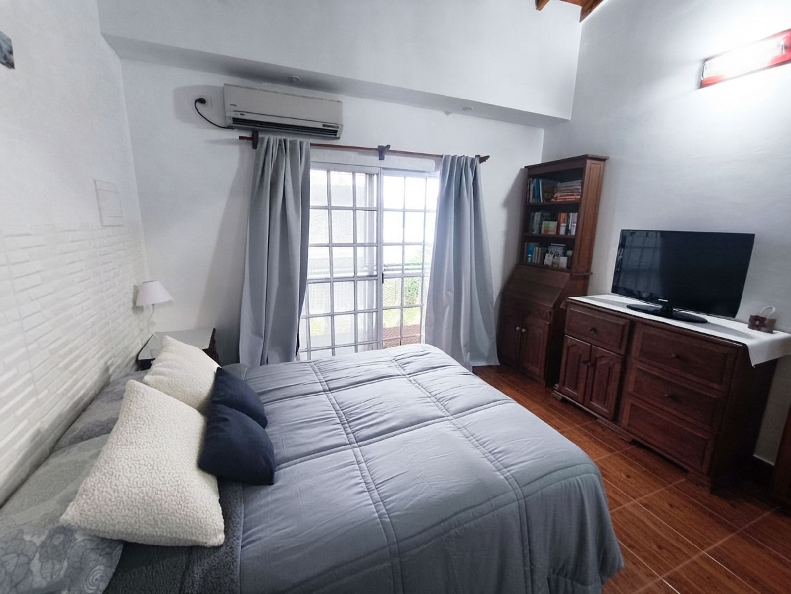 OPORTUNIDAD Hermoso e Impecable Dúplex de Dos Habitaciones con Vestidor, Patio y Garaje en La Gaviota 20 B, Ciudad Evita — foto 11