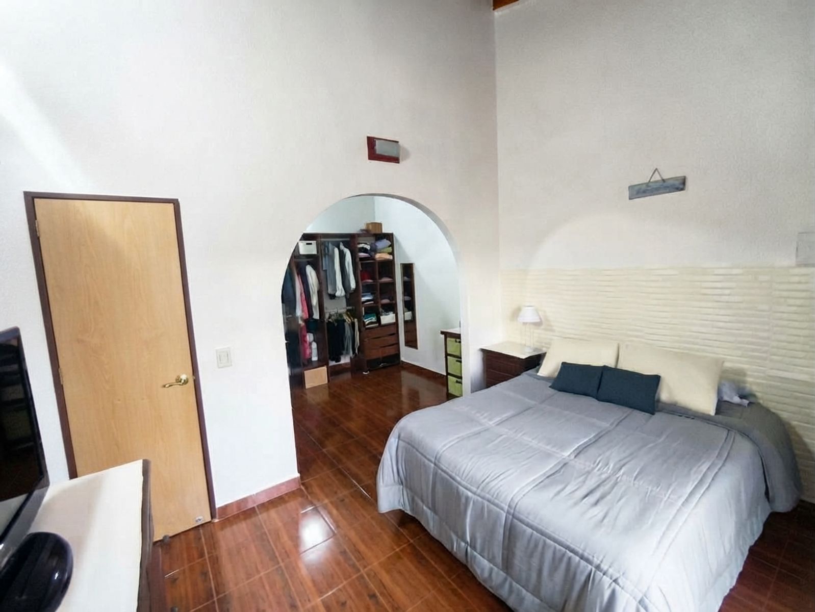 OPORTUNIDAD Hermoso e Impecable Dúplex de Dos Habitaciones con Vestidor, Patio y Garaje en La Gaviota 20 B, Ciudad Evita — foto 12