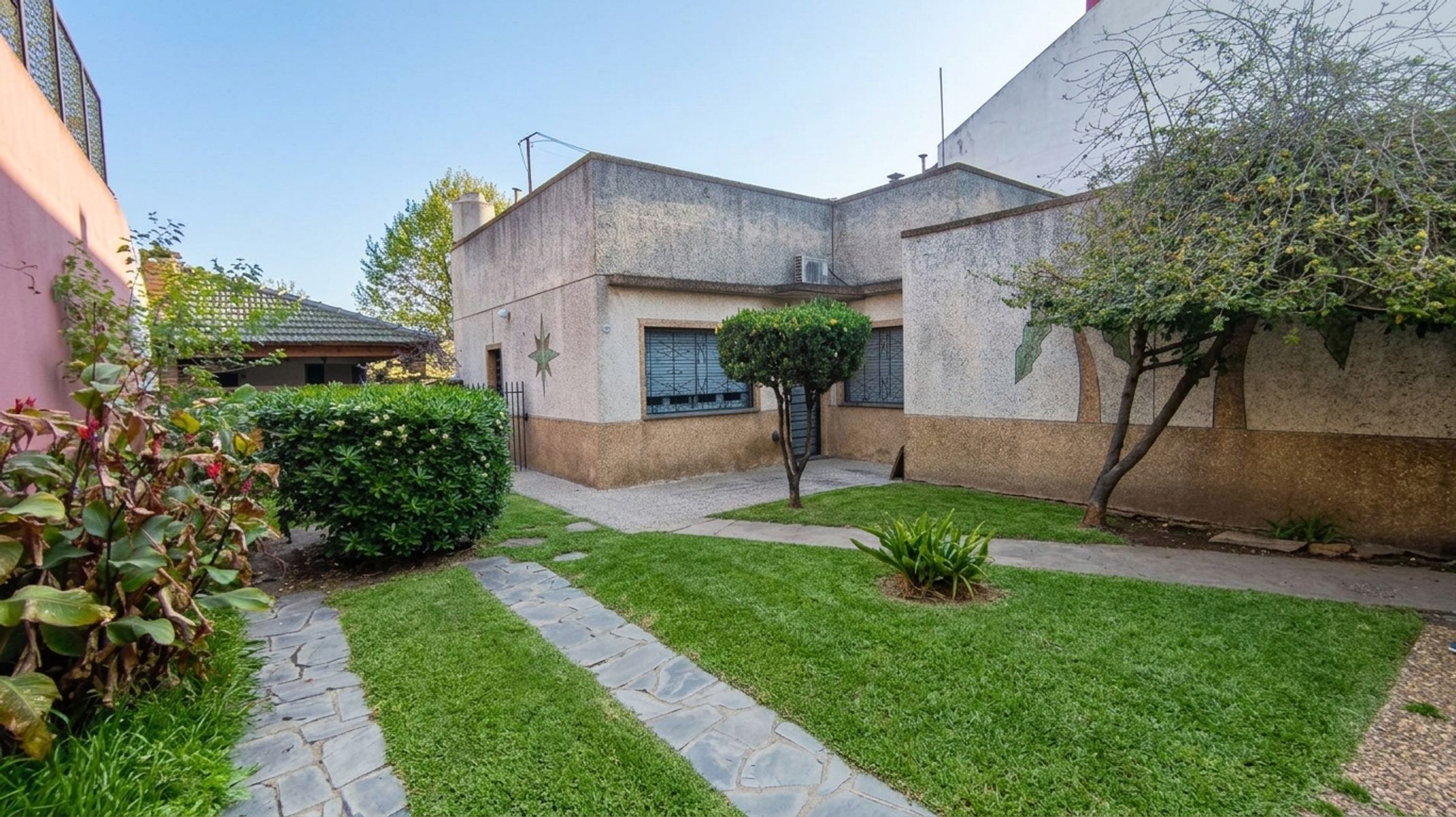 Sólida Casa de Dos Dormitorios con Local/Garaje Cubierto — foto 2