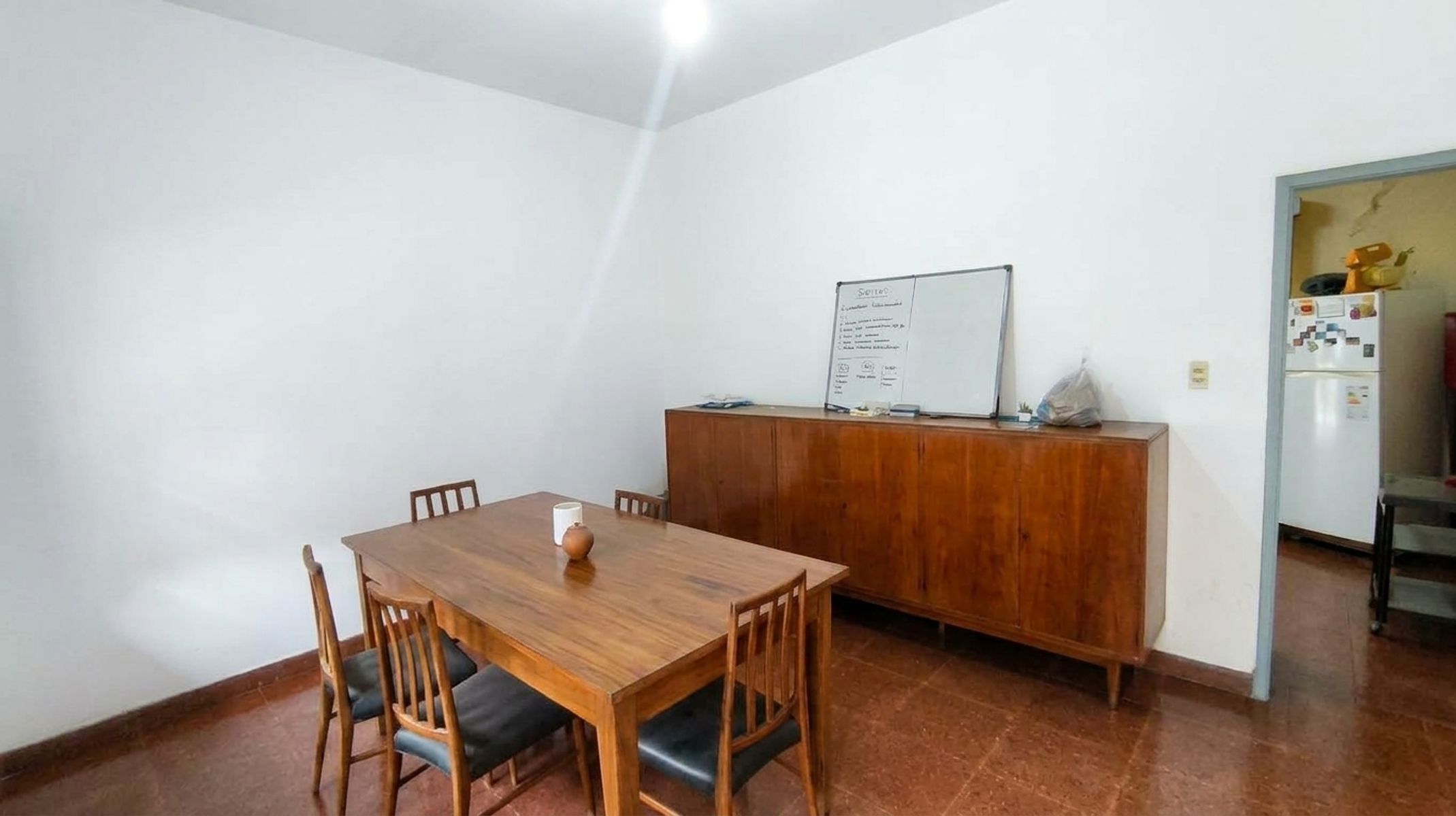 Sólida Casa de Dos Dormitorios con Local/Garaje Cubierto — foto 4