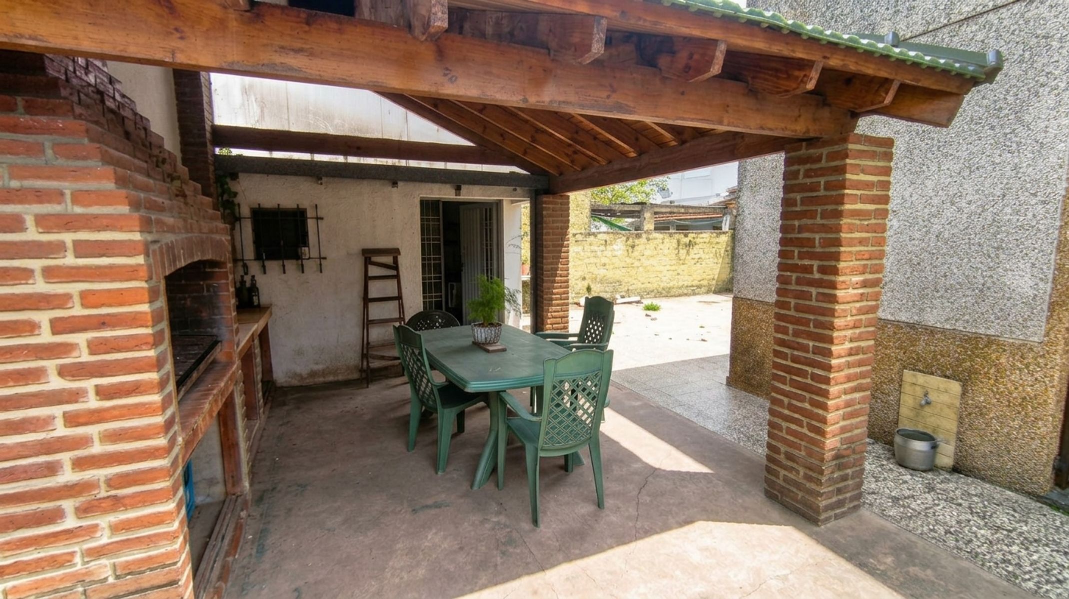 Sólida Casa de Dos Dormitorios con Local/Garaje Cubierto — foto 8