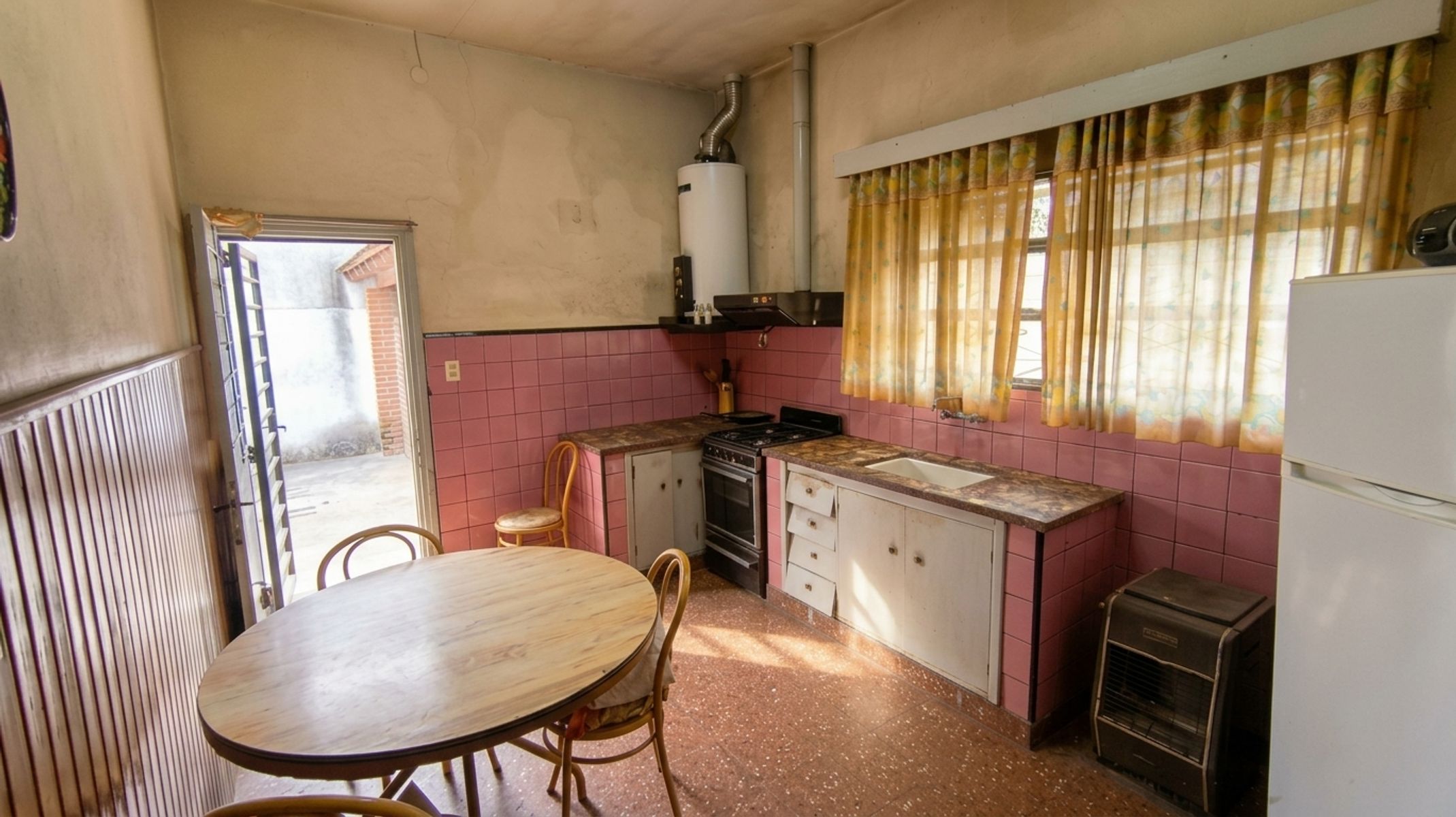 Sólida Casa de Dos Dormitorios con Local/Garaje Cubierto — foto 9