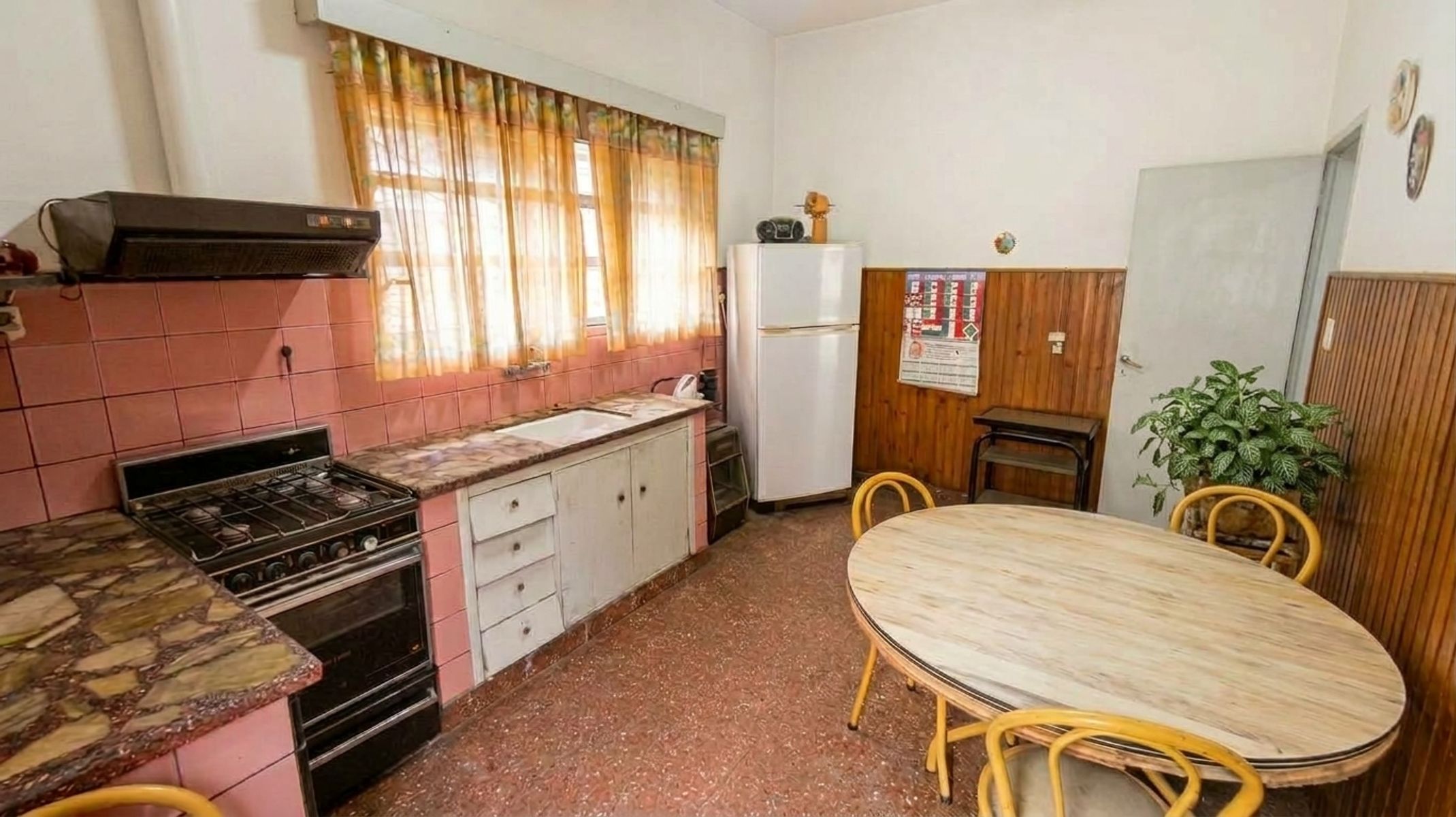 Sólida Casa de Dos Dormitorios con Local/Garaje Cubierto — foto 11