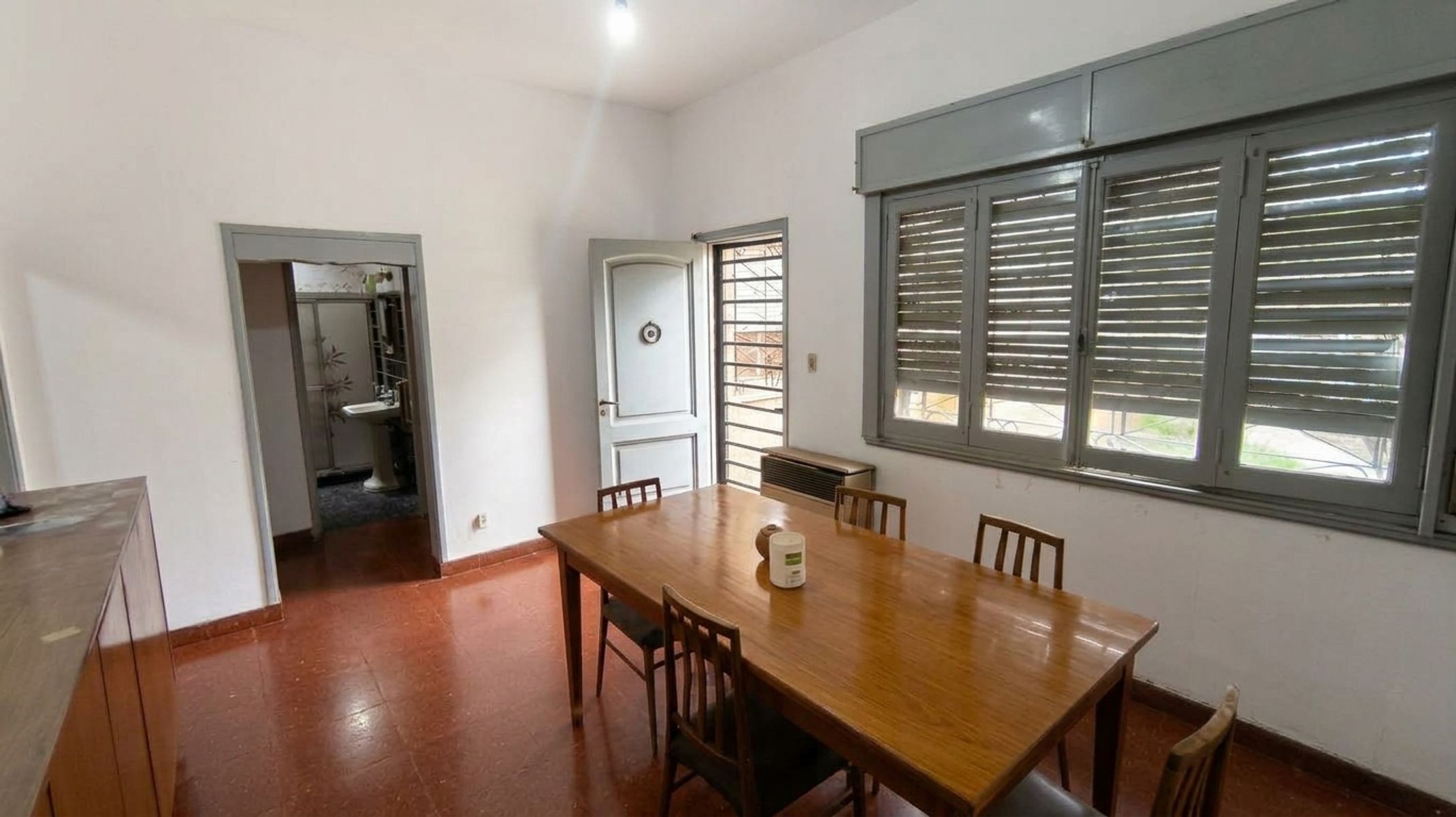 Sólida Casa de Dos Dormitorios con Local/Garaje Cubierto — foto 12
