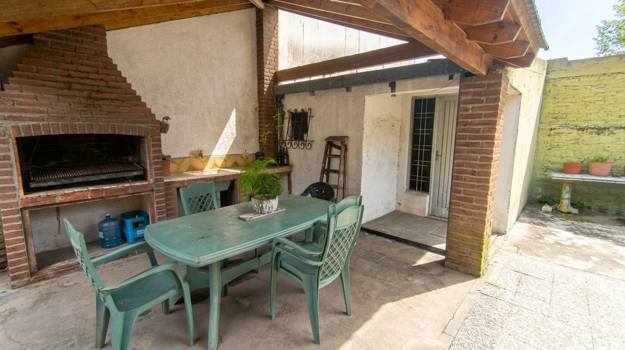 Sólida Casa de Dos Dormitorios con Local/Garaje Cubierto — foto 14