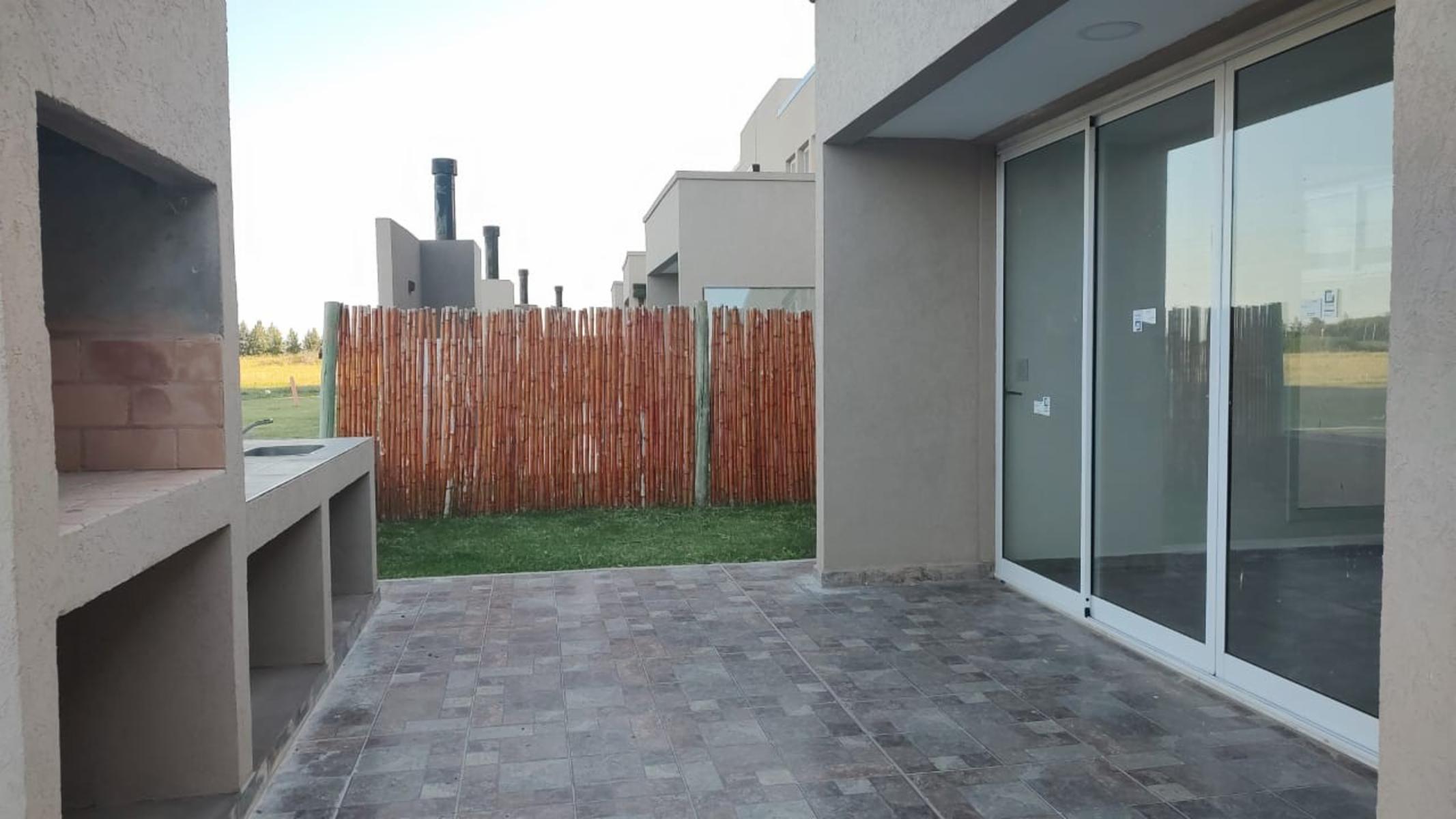 VENTA DE DUPLEX 3 AMB. CON ENTREGA Y SALDO EN CUOTAS . PARQUE TERMAL DOLORES - 14
