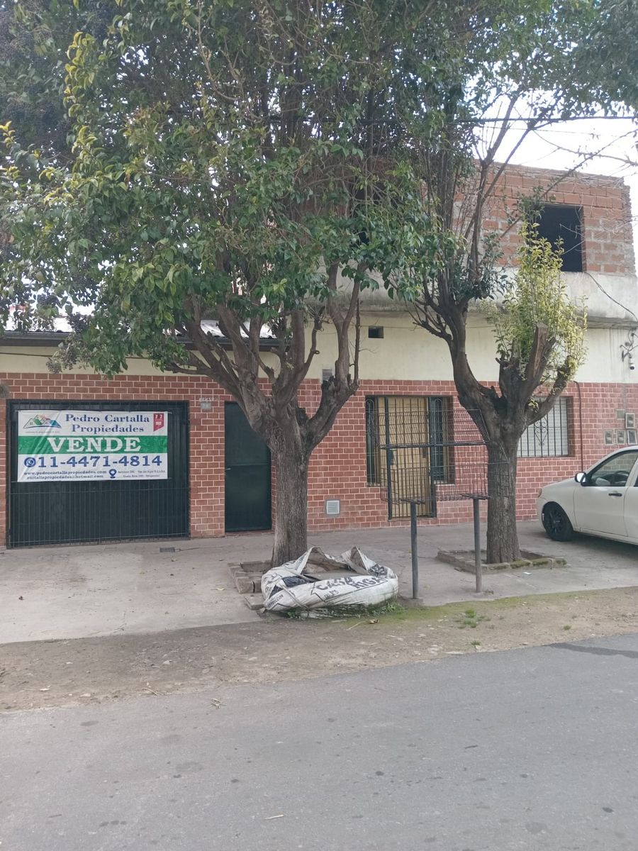 SE VENDE CASA 220M2 CUBIERTOS EN TEMPERLEY