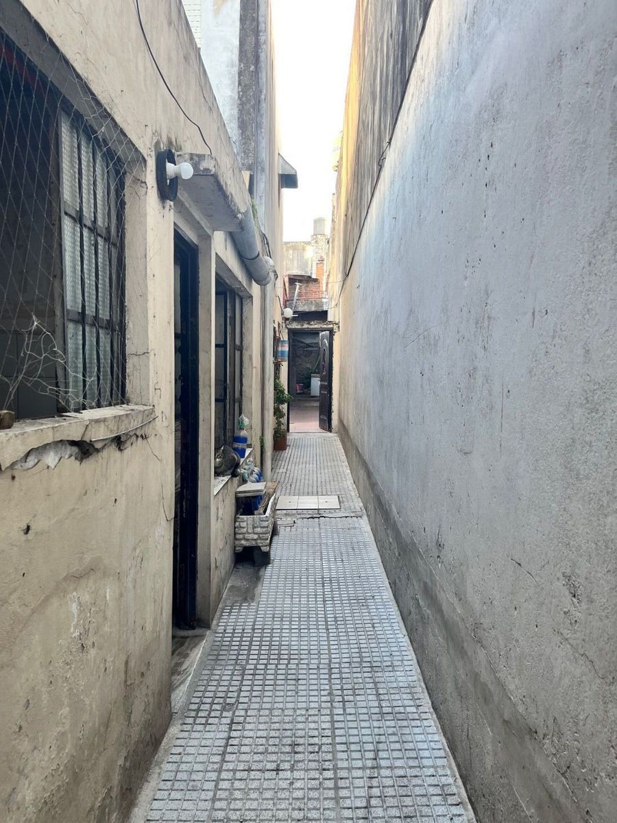 SE VENDE CASA A REFACCIONAR EN FLORES — foto 3