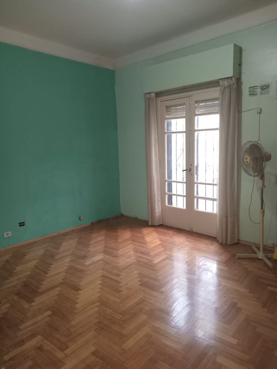 SE DPTO TIPO CASA CON BALCON AL FRENTE EN ALMAGRO — foto 4