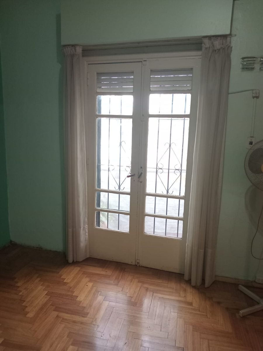 SE DPTO TIPO CASA CON BALCON AL FRENTE EN ALMAGRO — foto 5