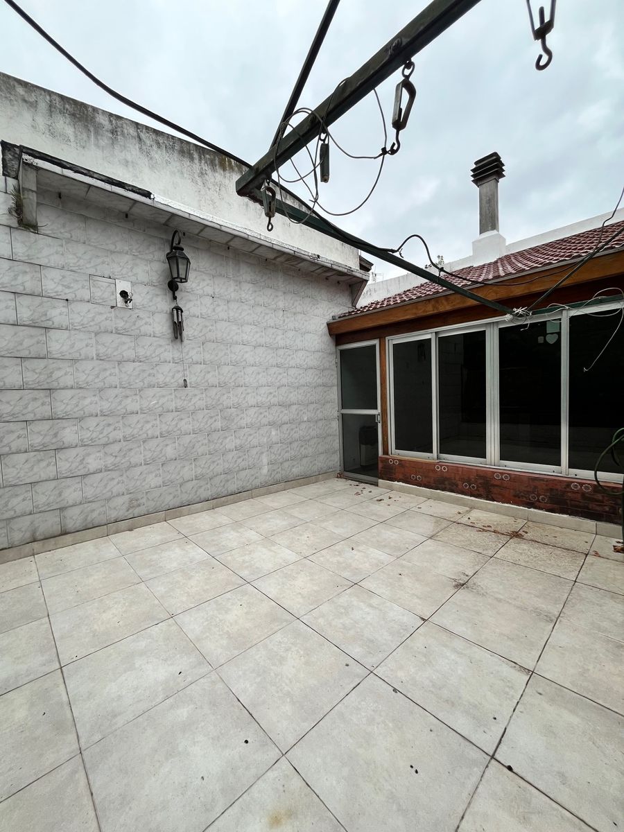 SE VENDE CASA CON PATIO Y TERRAZA EN FLORES - 25