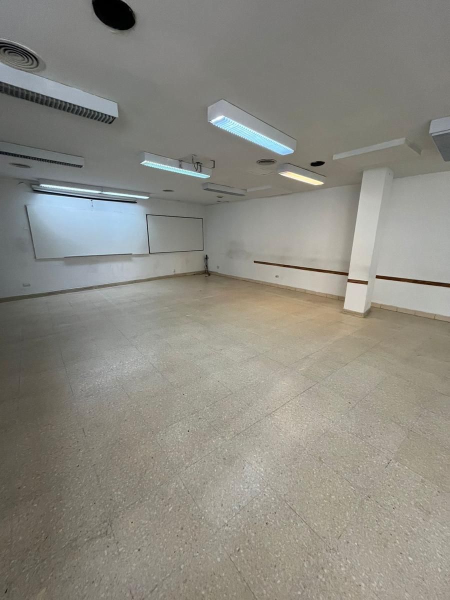 SE VENDE OFICINA DE 320 M2 EN BALVANERA - 11