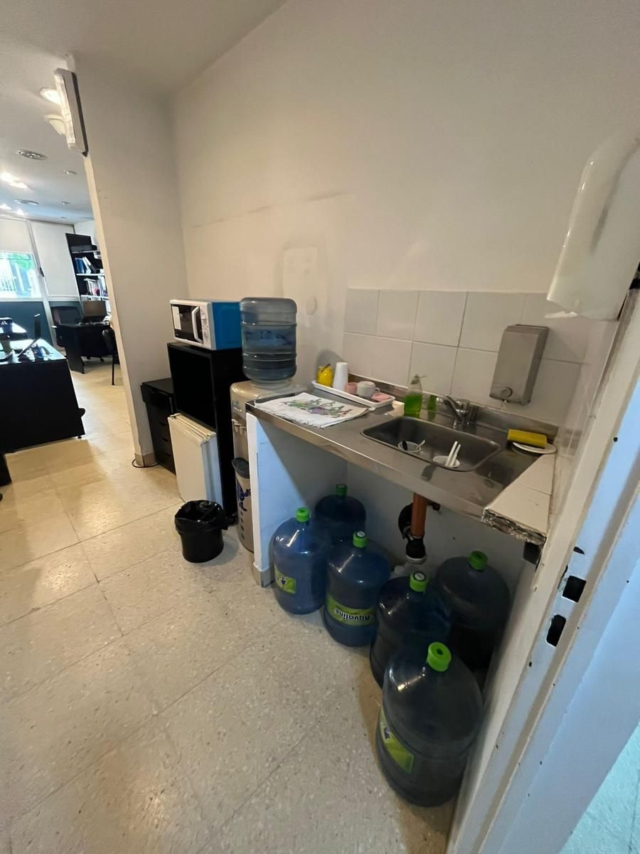 SE VENDE OFICINA DE 320 M2 EN BALVANERA - 17