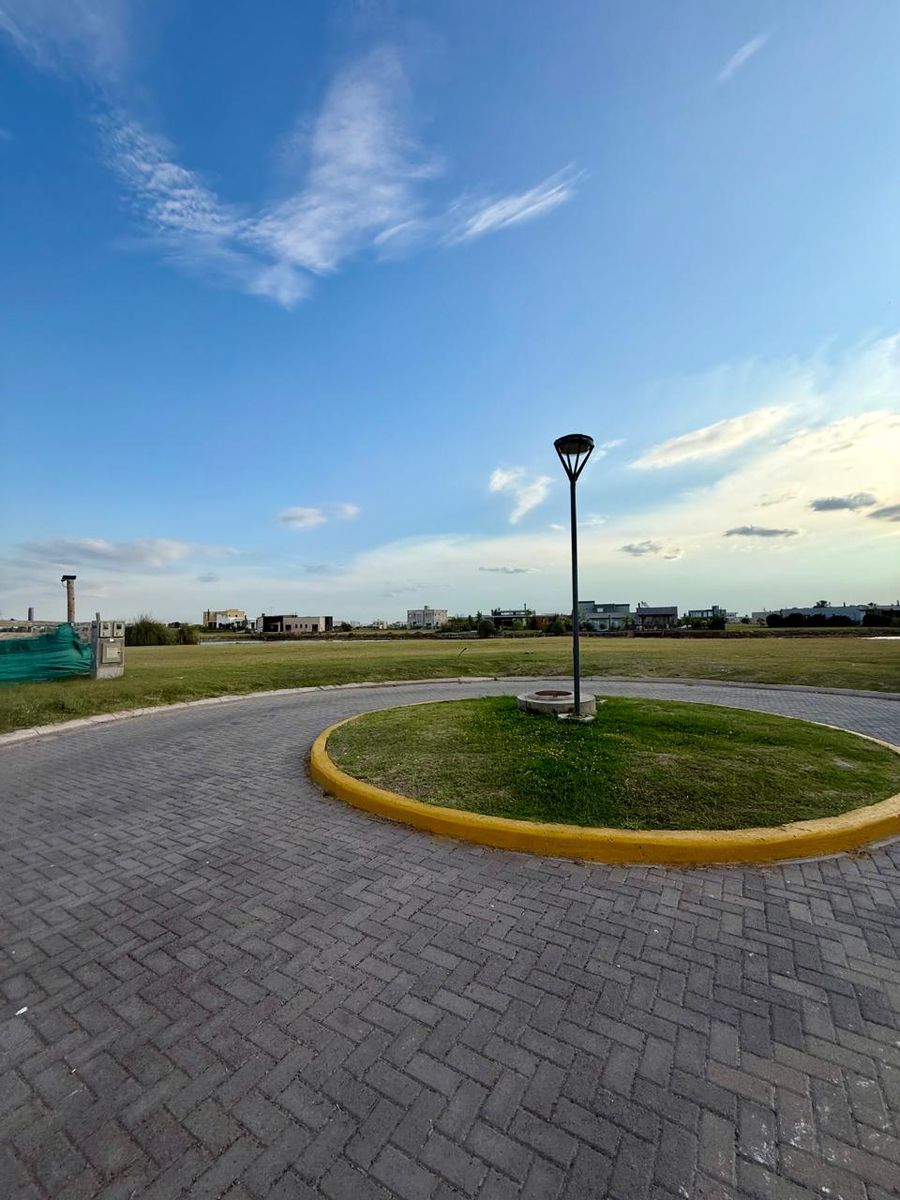 SE VENDE LOTE BARRIO SANTA CLARA AL SUR - 5